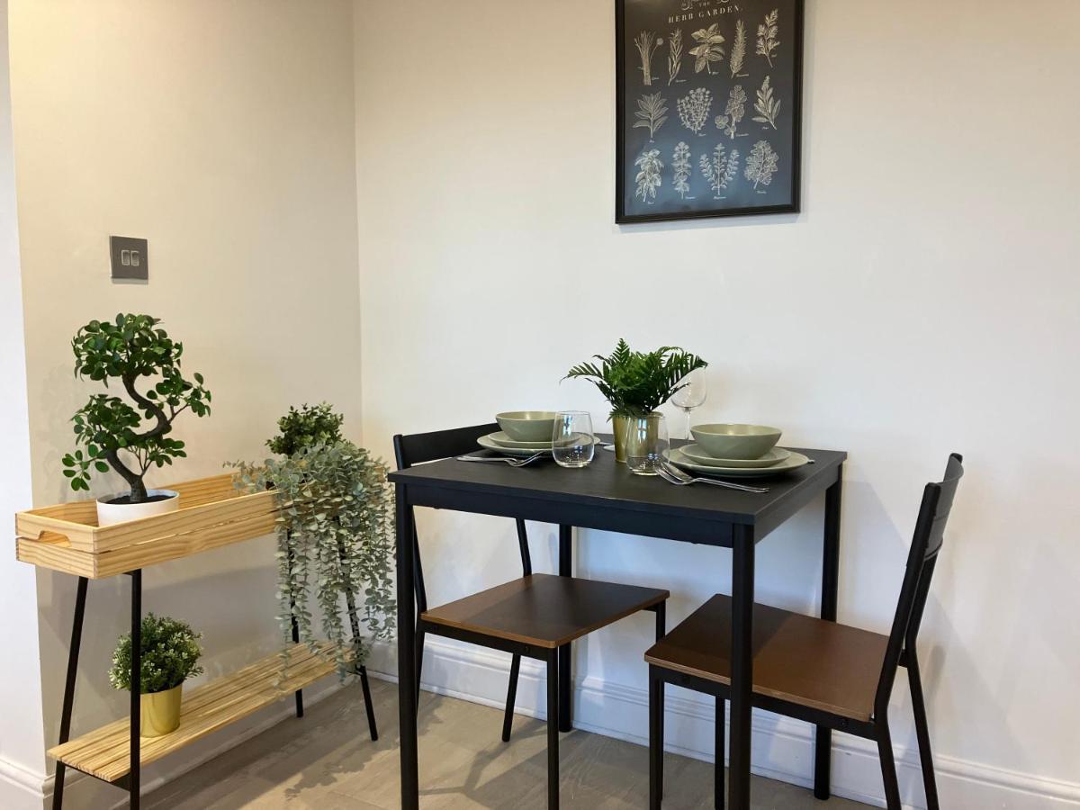 Magnificent Refurbished 1 Bed Flat Few Steps To High St ! - 4 East House Apartment Epsom Exterior photo
